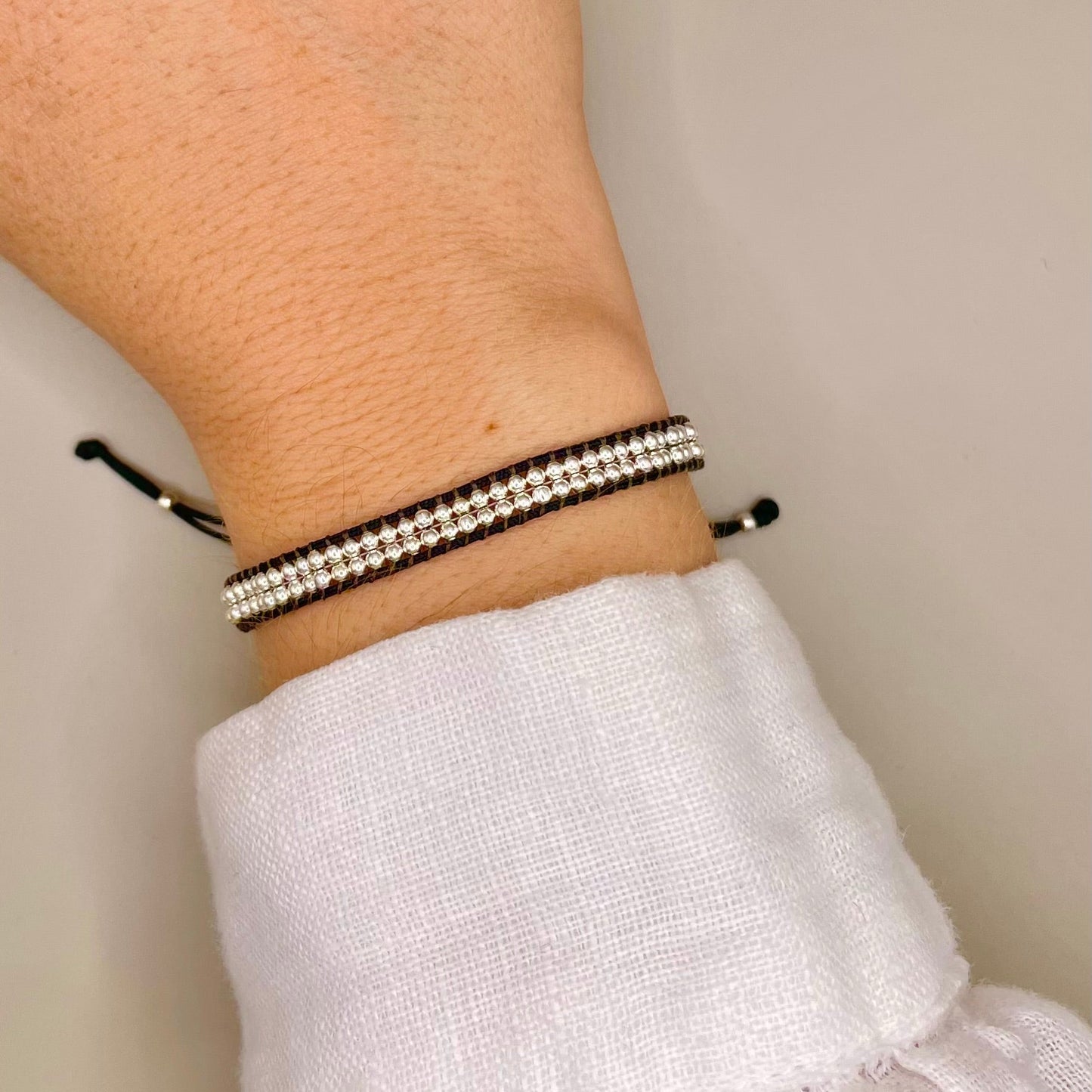 Brazalete tejido y ajustable Plata